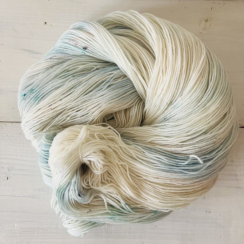 seaブルー～アイボリーグラデーションの手染め毛糸のカセをほどいた色の入り方