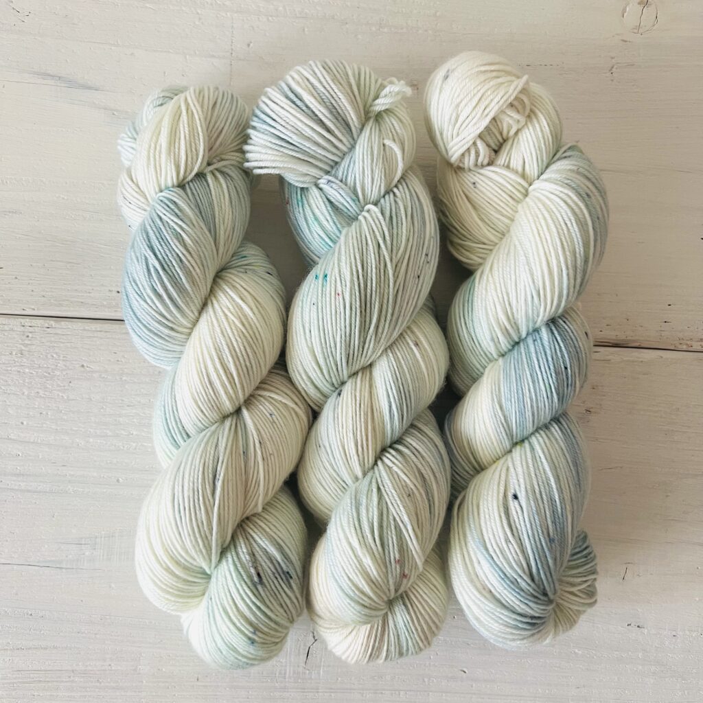 ソフトくすみブルーの手染め毛糸のカセ全体