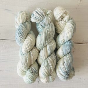 ソフトくすみブルーの手染め毛糸のカセ全体