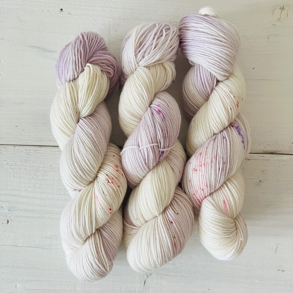 パステルラベンダーカラーの手染め毛糸のカセ全体