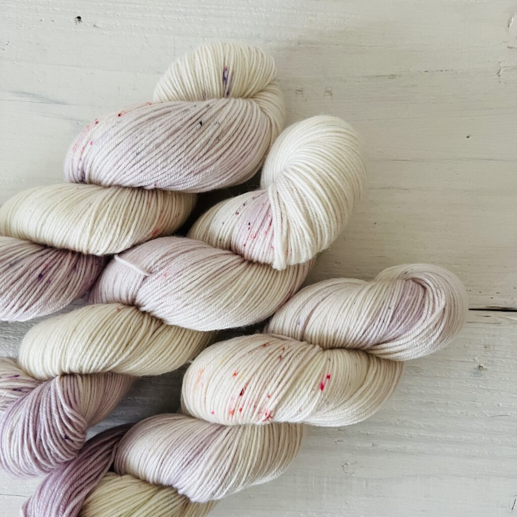 ライトパープルカラー手染め毛糸のスペックルやグラデーションが見えるアップ