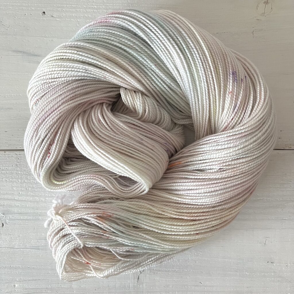 アンニュイなグレーグラデーションの手染め毛糸のカセをほどいた色の入り方