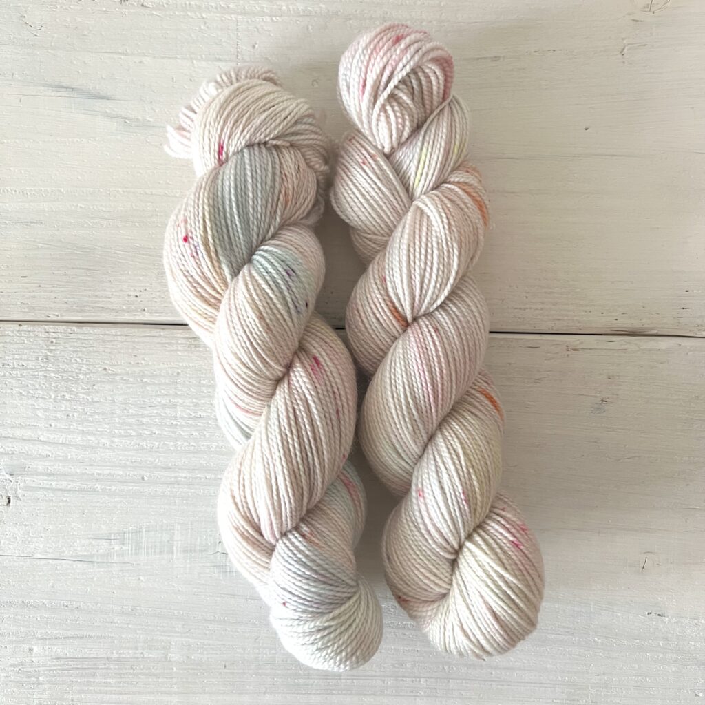 カラフルなグレイッシュカラーの手染め毛糸のカセ全体