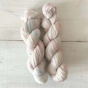 カラフルなグレイッシュカラーの手染め毛糸のカセ全体