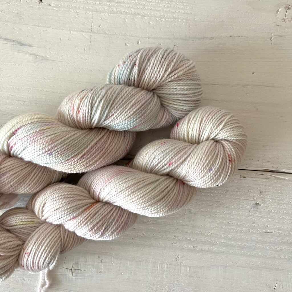 パステルグレー手染め毛糸のスペックルやグラデーションが見えるアップ