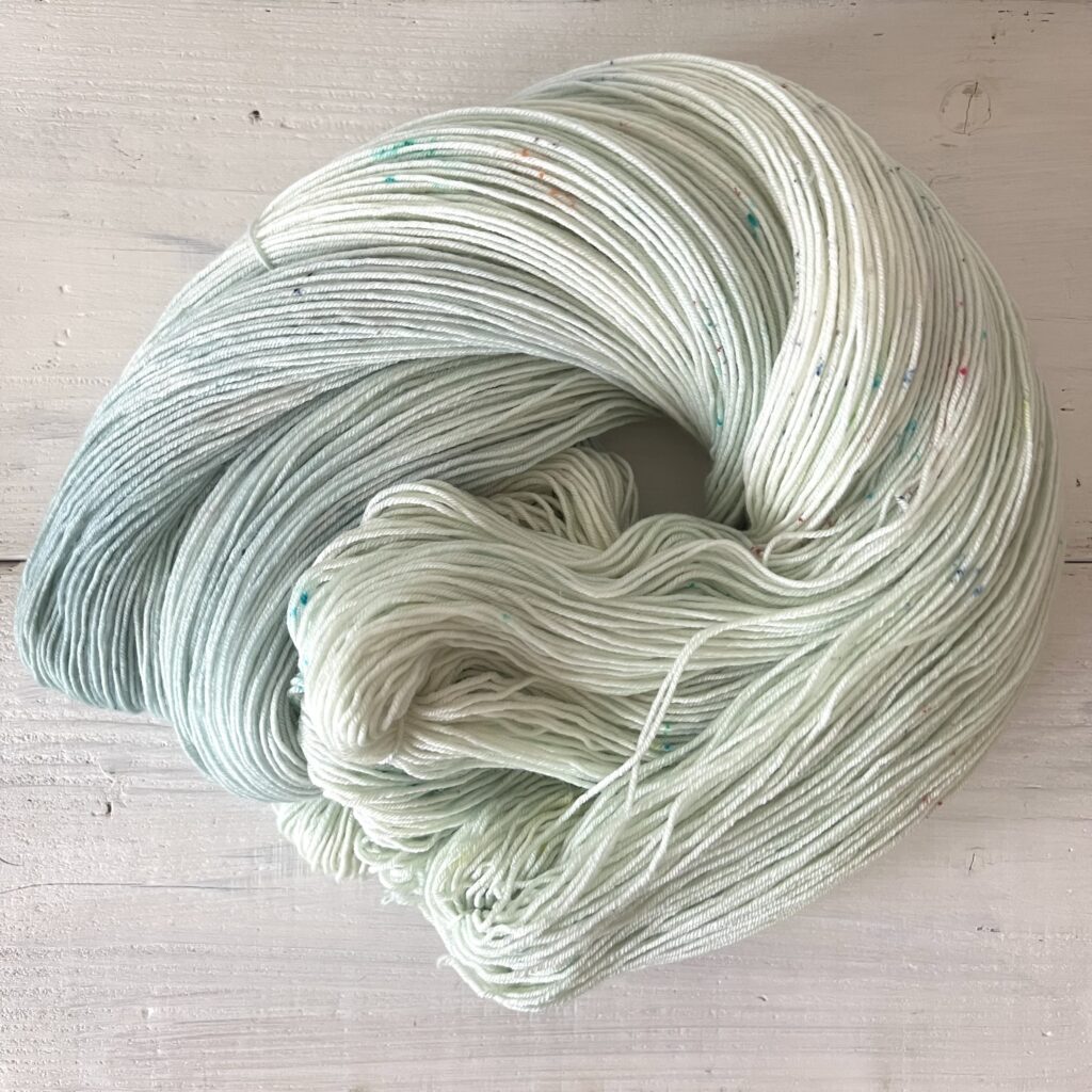 ミントグリーンとパステルブルーグラデーションの手染め毛糸のカセをほどいた色の入り方