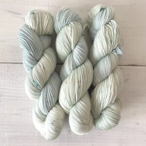 パステルミントの手染め毛糸のカセ全体