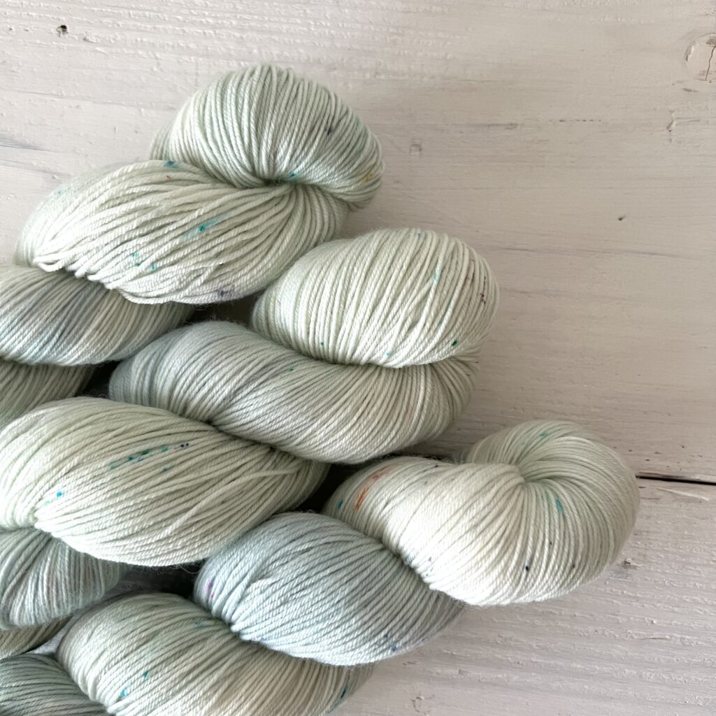 淡いミント色手染め毛糸のスペックルやグラデーションが見えるアップ