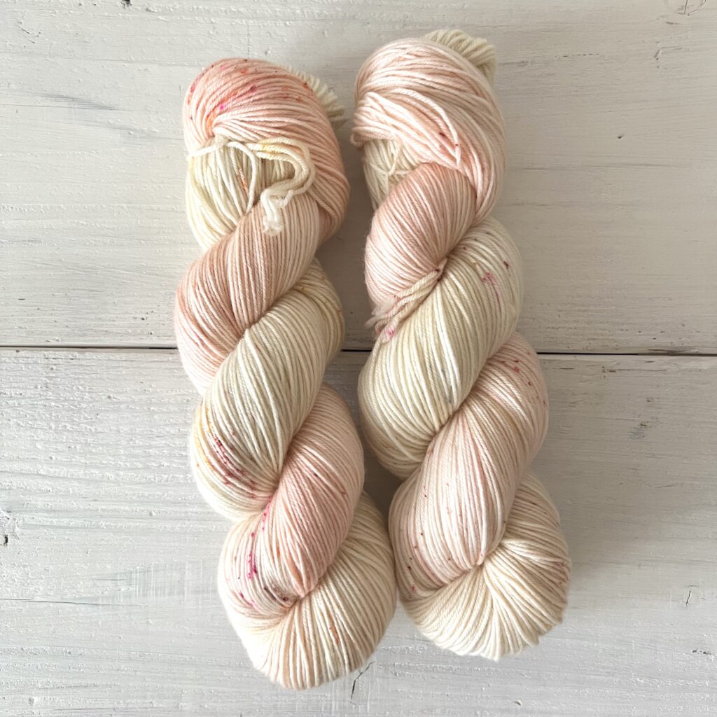 ピーチアイボリーカラーの手染め毛糸のカセ全体