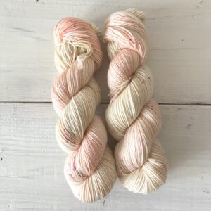 ピーチアイボリーカラーの手染め毛糸のカセ全体