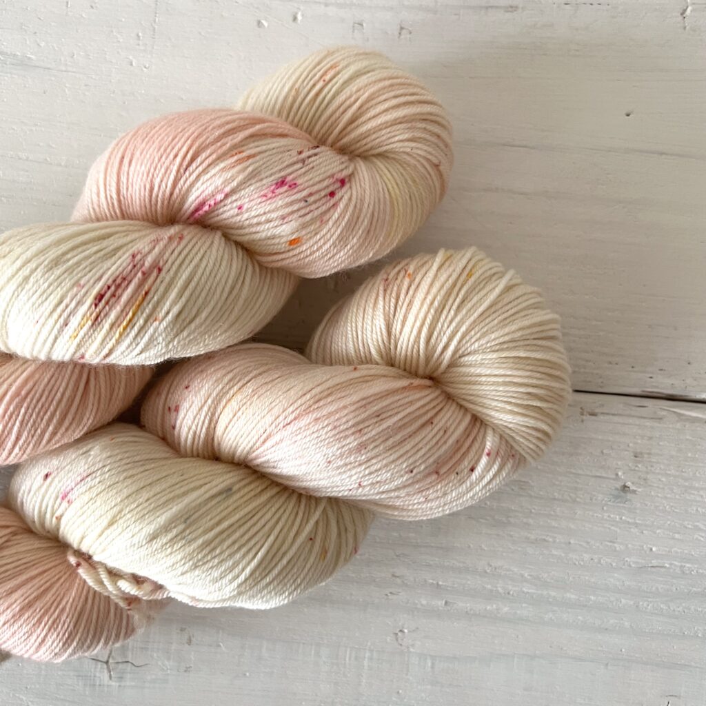 パステルピンクカラー手染め毛糸のスペックルやグラデーションが見えるアップ