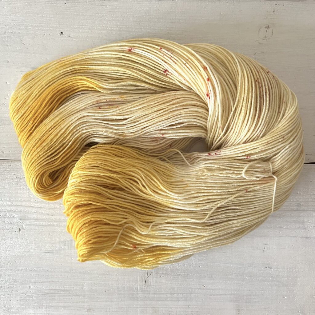 蜂蜜のようなグラデーションの手染め毛糸のカセをほどいた色の入り方