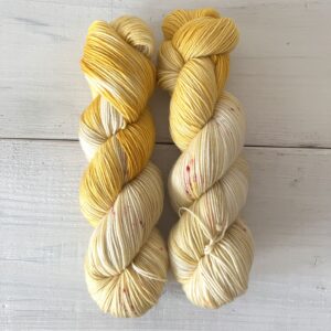 ハニーデューイエローの手染め毛糸のカセ全体