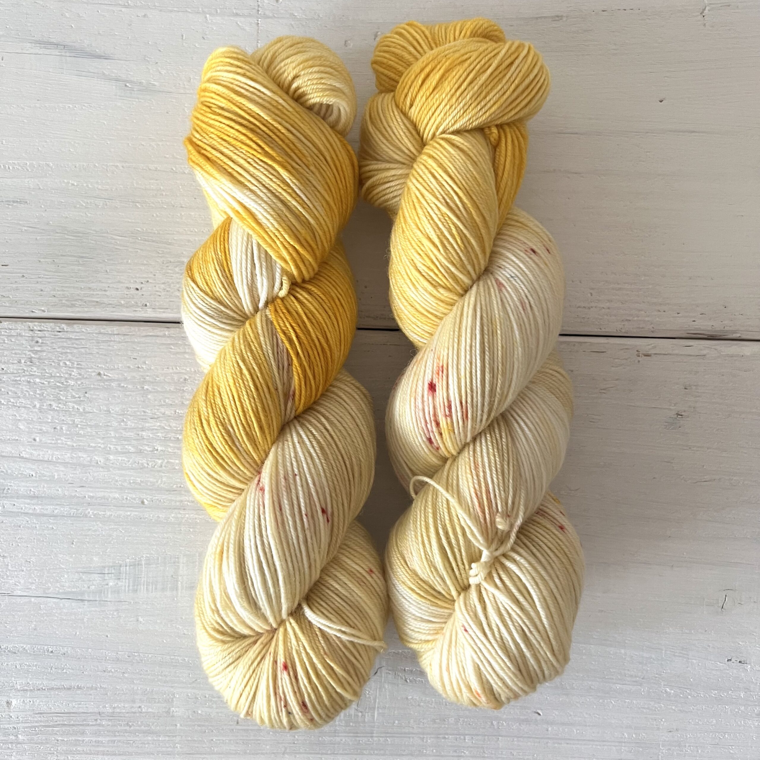 ハニーデューイエローの手染め毛糸のカセ全体