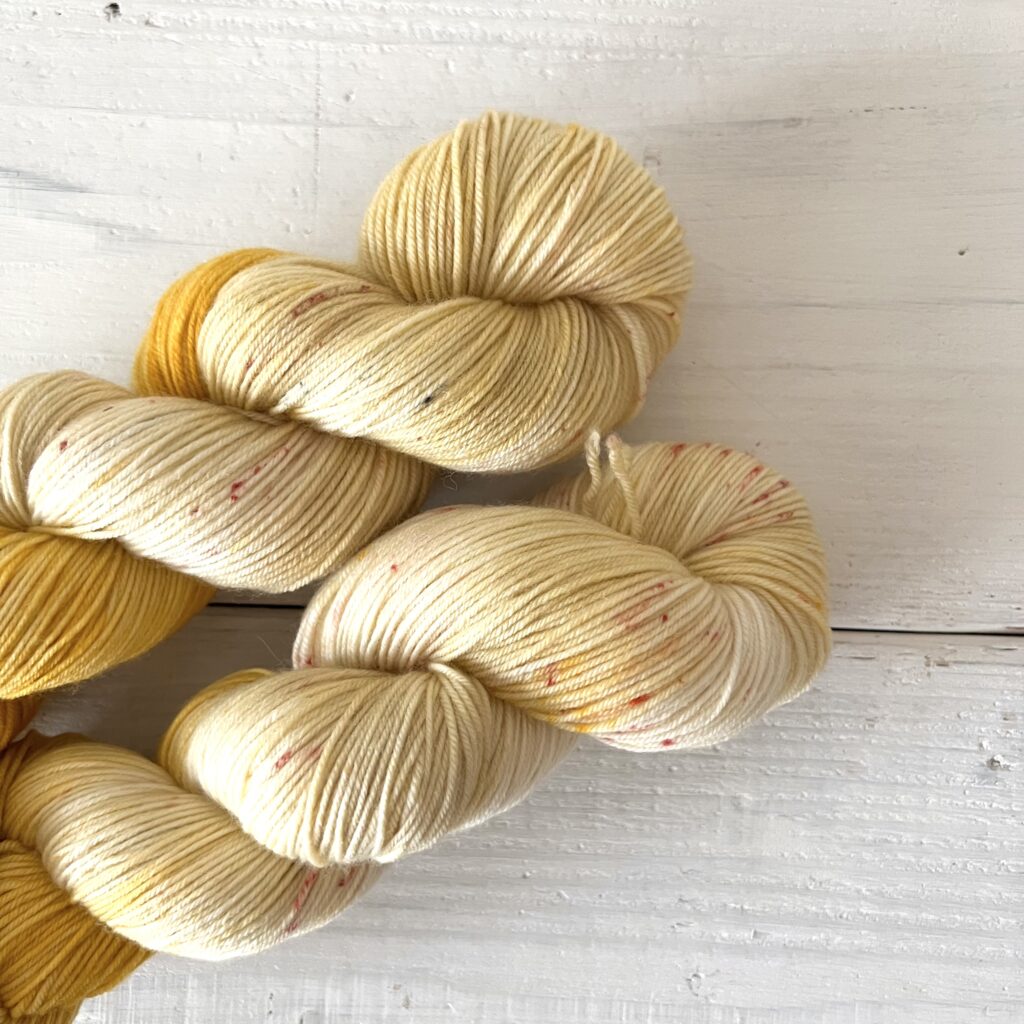 はちみつカラー手染め毛糸のスペックルやグラデーションが見えるアップ