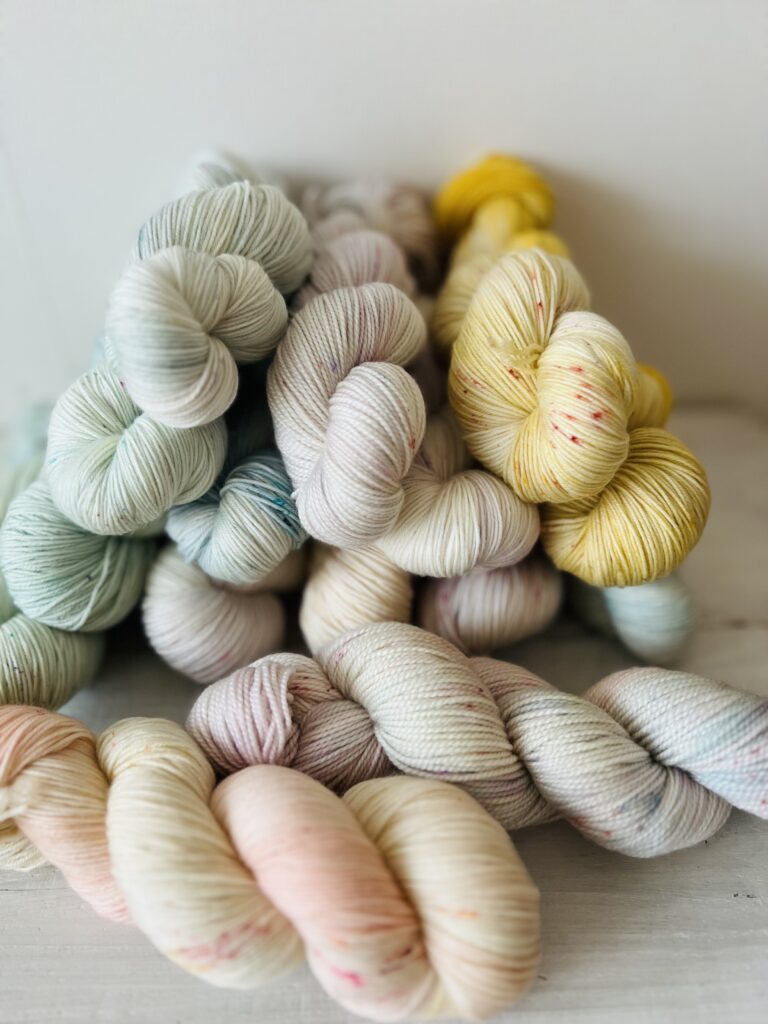 スペックルにフォーカスした手染め毛糸のかせ