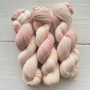 手染め毛糸 nude pink nude Pink ピンク系のかせ全体写真