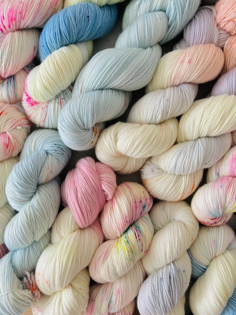 手染め作家によるパステル＆カラフルな手染め毛糸over the Rainbowtコレクション