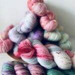 ５種のバラをテーマにした手染め毛糸のかせ