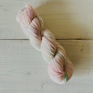 手染め毛糸 blue and pink ギリシャ エラフォニシ・ビーチ ピンクの砂浜 ピンク系のかせ全体写真