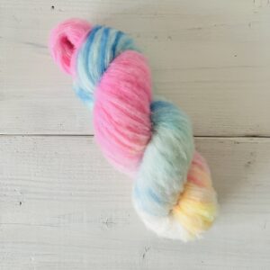 手染め毛糸 mopet’s candy shop パフィーなコットンキャンディー ピンク・ブルーミックス系のかせ全体写真