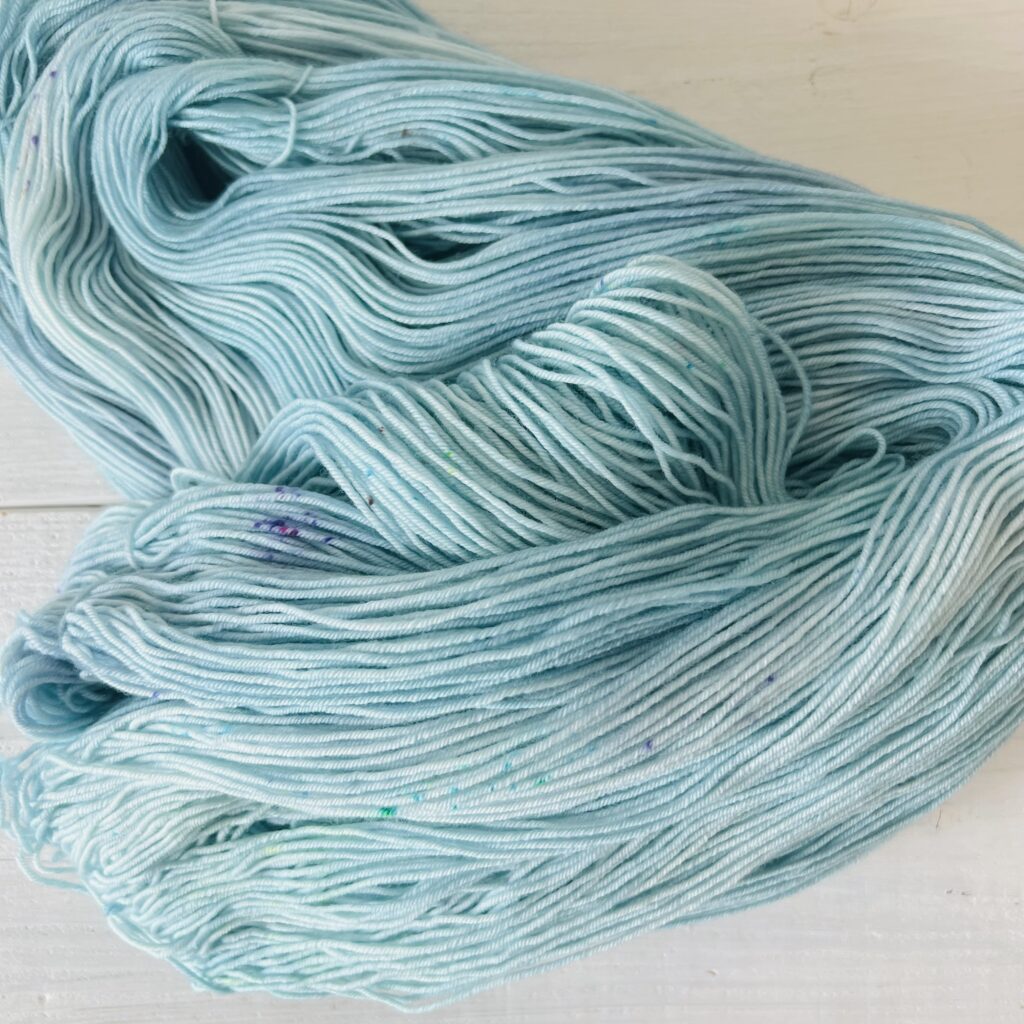 上品な水色の濃淡グラデの手染め毛糸
