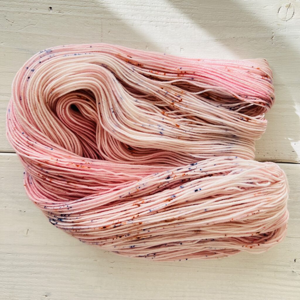 かせをほどいて広げた、ミルクティーやマシュマロを思わせるスウィートなグラデーションソックヤーン